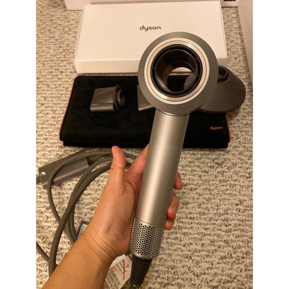 【SOLD】Dyson Supersonic Hair Dryer Gold Gifit Edition - Picture 4 of 12